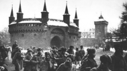 Żołnierze sowieccy przed krakowskim Barbakanem. Styczeń 1945 r. Fot. PAP/CAF/Reprodukcja