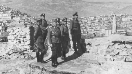  Marszałek Wilhelm List (pierwszy z prawej) zwiedza zabytkowe fortyfikacje w Kavalli. 04.1941. Fot. NAC