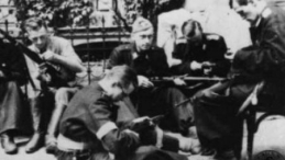 Powstańcy z batalionu Kiliński podczas przegląu broni. Warszawa. 08.1944. Fot. CAW 
