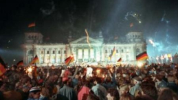 Uroczystości przed gmachem Reichstagu w Berlinie. 3 października 1990 r. Fot. PAP/EPA