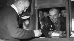 Rolnik z Rynii koło Warszawy w listopadzie 1950 r. wymienia pieniądze w Radzymie. Fot. PAP/CAF