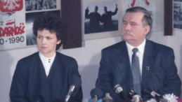 Konferencja prasowa Lecha Wałęsy po ogłoszeniu wstępnych wyników wyborów, obok żona Danuta Wałęsa. Fot. PAP/J. Bogacz