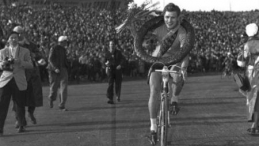 Stanisław Królak podczas Wyścigu Pokoju w 1956 r. Fot. PAP/CAF/S. Dąbrowiecki