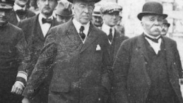 Prezydent USA T. W. Wilson (1. z lewej) i premier Francji G. Clemenceau podczas Konferencji Pokojowej w Paryżu. Fot. NAC