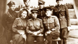 Funkcjonariusze PUBP w Augustowie i sowieccy doradcy. Maj 1945 r. Fot. IPN