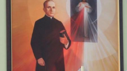 Obraz ks. Michała Sopoćki. Uroczystości beatyfikacyjne w sanktuarium Miłosierdzia Bożego w Białymstoku. Fot.PAP/A.Reszko