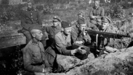 Żołnierze przy stanowisku polskich karabinów maszynowych w rejonie Radzymina. Warszawa 1920 r. Fot. PAP/Archiwum