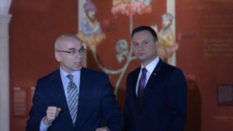 Prezydent Andrzej Duda zwiedza Muzeum POLIN w towarzystwie dyrektora placówki Dariusza Stoly. Fot. PAP/J. Turczyk 
