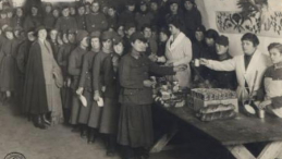 Wojna polsko-bolszewicka 1920 r. Ochotnicza Legia Kobiet. Wydawania posiłku. Źródło: CAW