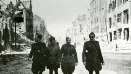 Oficerowie Wojska Polskiego idą ulicą w zrujnowanym Berlinie. Maj 1945 r. Źródło: CAW