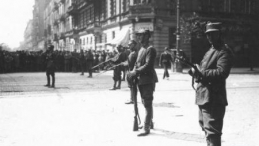 Przewrót majowy - posterunek wojskowy na rogu ulic Marszałkowskiej i Nowogrodzkiej. Warszawa, maj 1926 r. Fot. NAC