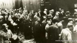 Więźniowie z pierwszego transportu Polaków do Auschwitz na dworcu w Tarnowie. Fot. Państwowe Muzeum Auschwitz-Birkenau