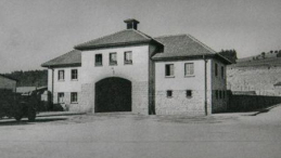 Jourhaus - główna brama do obozu KZ Gusen, dziś ten sam budynek spełnia rolę willi.