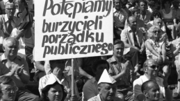 Propagandowy wiec zorganizowany przez władze w reakcji na wydarzenia w Radomiu i Ursusie. Fot. PAP/CAF/J. Undro  