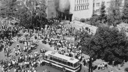 Radomski Czerwiec 1976 - protestujący przed budynkiem KW PZPR. Fot. PAP/CAF/Reprodukcja
