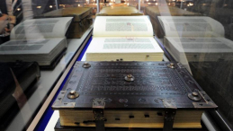 Biblia Gutenberga ze zbiorów biblioteki pelplińskiego Wyższego Seminarium Duchownego. Fot. PAP/G. Jakubowski