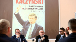 Jarosław Kaczyński (C) podczas spotkania autorskiego nt. książki „Porozumienie przeciw monowładzy”. Fot. PAP/L.Szymański