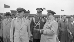 Marszałek Iwan Koniew, marszałek Konstanty Rokossowski i minister obrony ZSRR marszałek Giergij Żukow 1955 r. Fot. PAP