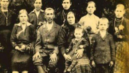 Rodzina Jasiończaków z Woli Ostrowieckiej, zamordowana w 1943 r. przez UPA. Fot. ze zbiorów Leona Popka. Źródło: IPN