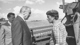 I sekretarz KC PZPR Edward Gierek w rozmowie z kombajnistą w PGR Szeszno. 1976 r.Fot. PAP/M. Langda