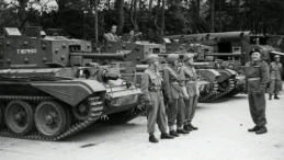 1 Dywizja Pancerna. Z prawej gen. S. Maczek. Widoczne czołgi Cromwell VII. Lipiec 1944. Fot. NAC