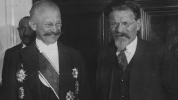 Przewodniczący CKW ZSRR Michaił Kalinin (p) obok posła i ministra pełnomocnego RP Stanisław Patka. Moskwa. 1929 r. Źródło: NAC