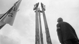 Stoczniowiec przed Pomnikiem Poległych Stoczniowców. amw PAP/CAF/S. Kraszewski