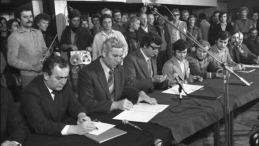Podpisanie Porozumień Jastrzębskich w kopalni "Manifest Lipcowy". Jastrzębie Zdrój, 3.09.1980. Fot. PAP/ CAF/S. Jakubowski