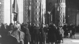 Ludność cywilna Woli zgromadzona przez Niemców w kościele św. Wojciecha. Sierpień 1944. Źródło:Wikimedia/Bundesarchiv