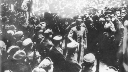 Naczelnik Państwa Józef Piłsudski w drodze na otwarcie pierwszego posiedzenia Sejmu Ustawodawczego. Źródło: NAC 