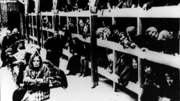 KL Auschwitz po wyzwoleniu przez Armię Czerwoną. Nz: więźniowie obozu w baraku. Styczeń 1945 r. Fot. PAP/CAF