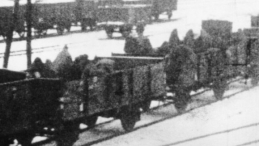 Pociąg z ewakuowanymi więźniami KL Auschwitz. Styczeń 1945 r. Kolin, Czechy. Fot. Państwowe Muzeum Auschwitz-Birkenau