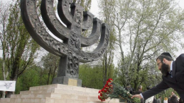 Pomnik Menorah w Babim Jarze koło Kijowa. Fot. PAP/EPA