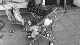 Dzieci w wózkach przed sklepem. Gdańsk, 1981-10-28. Fot. PAP/CAF/S. Kraszewski