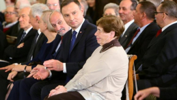Prezydent Andrzej Duda (C), jeden z założycieli KOR-u minister obrony Antoni Macierewicz (centrum L), współtwórczyni KOR-u, doradca społeczny prezydenta RP Zofia Romaszewska (centrum P) podczas spotkania w Pałacu Prezydenckim w 40. rocznicę utworzenia KOR. Fot. PAP/L. Szymański