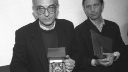 Krzysztof Kieślowski i scenarzysta Krzysztof Piesiewicz z nagrodą Złote Lwy za filmy "Krótki film o miłości" oraz "Krótki film o zabijaniu". 08.09.1988. Fot. PAP/CAF/S. Kraszewski