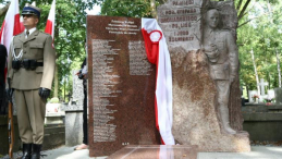 Odsłonięcie Panteonu Żołnierzy Wyklętych (L) i grobowca rodziny Bronarskich na cmentarzu miejskim przy ul. Kobylińskiego w Płocku. Fot. PAP/M. Bednarski