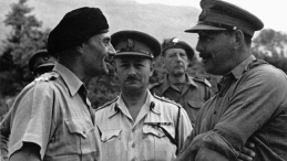 Dowódca 2 Korpusu Polskiego gen. Władysław Anders i brytyjscy generałowie. Monte Cassino, 05.1944 r. Fot. PAP/CAF