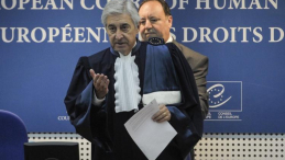 Wiceprezes ETPC Josep Casadevall po ogłoszeniu wyroku w Europejskim Trybunale Praw Człowieka. 21.10.2013. Fot. PAP/W. Dąbkowski