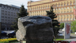Kamień Sołowiecki przed Łubianką w Moskwie. Fot. PAP/J. Turczyk