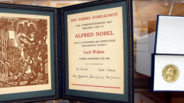Dyplom i Medal Pokojowej Nagrody Nobla, który otrzymał Lech Wałęsa Fot. PAP/T. Gzell