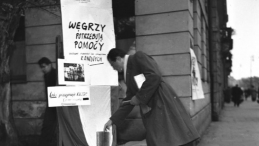 Punkt pomocy dla Węgrów przy Krakowskim Przedmieściu. Warszawa, 10/11.1956 r.  Fot. PAP/CAF