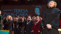 Prof. Teresa Żylis-Gara (2P) otrzymała doktorat honoris causa Akademii Muzycznej w Łodzi. Fot. PAP/G. Michałowski