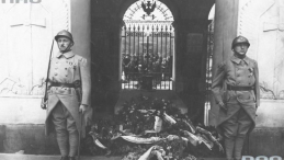 Bajończycy trzymający wartę przed Grobem Nieznanego Żołnierza. 1926 r. Źródło: NAC