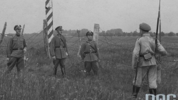Żołnierze KOP-u na granicy polsko-sowieckiej, podczas spotkania z patrolem sowieckim. Źródło: NAC