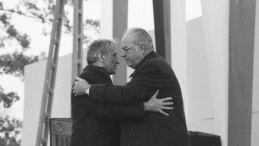 Tadeusz Mazowiecki i Helmut Kohl. Krzyżowa, 12 listopada 1989 r. Fot. PAP/CAF/A. Hawałej