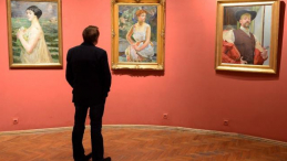 Obrazy: "Kobieta na tle morza" (L), "Preludium" (C) oraz "Autoportret z kwiatem ostu" (P) zaprezentowane w Muzeum im. Jacka Malczewskiego w Radomiu. Fot. PAP/P. Polak