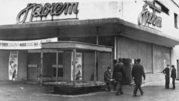Grudzień 1970.  Wybite szyby w sklepie Feniks - Elbląg. PAP/CAF/reprod. Maciej Kosycarz 