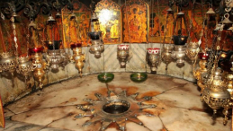 Grota Narodzenia, miejsce w krypcie pod ołtarzem bazyliki w Betlejem, w którym narodził się Jezus. Fot. PAP/G. Michałowski
