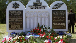 Pomnik pamięci zamordowanych 70.000 Żydów z Łodzi w Chełmnie nad Nerem. 2001 r. Fot. PAP/K. Jarczewski